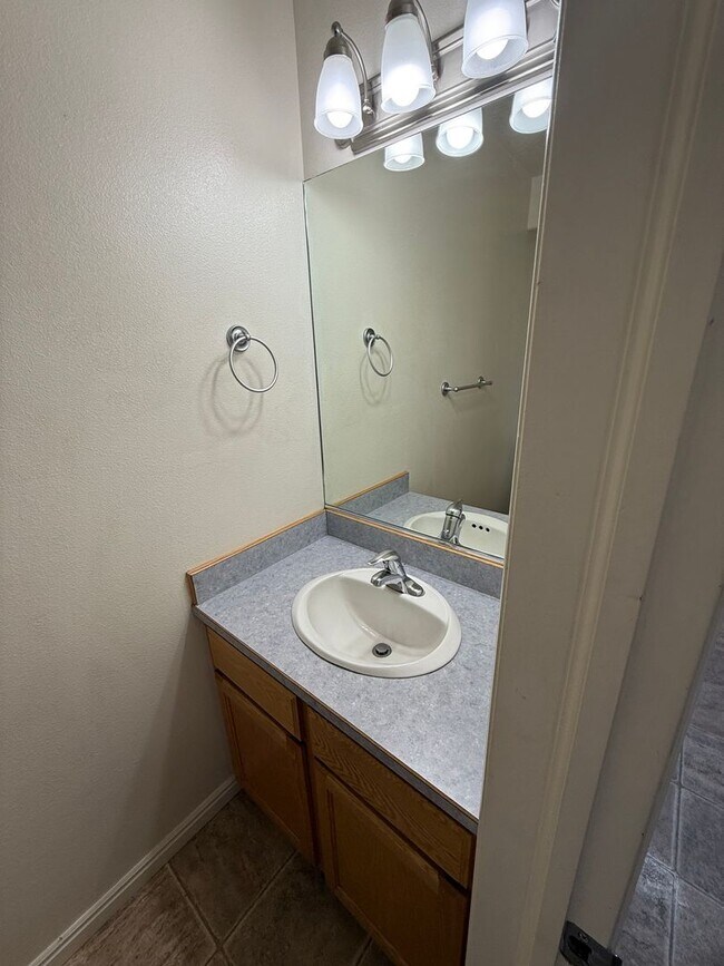 Building Photo - Stunning Townhome!