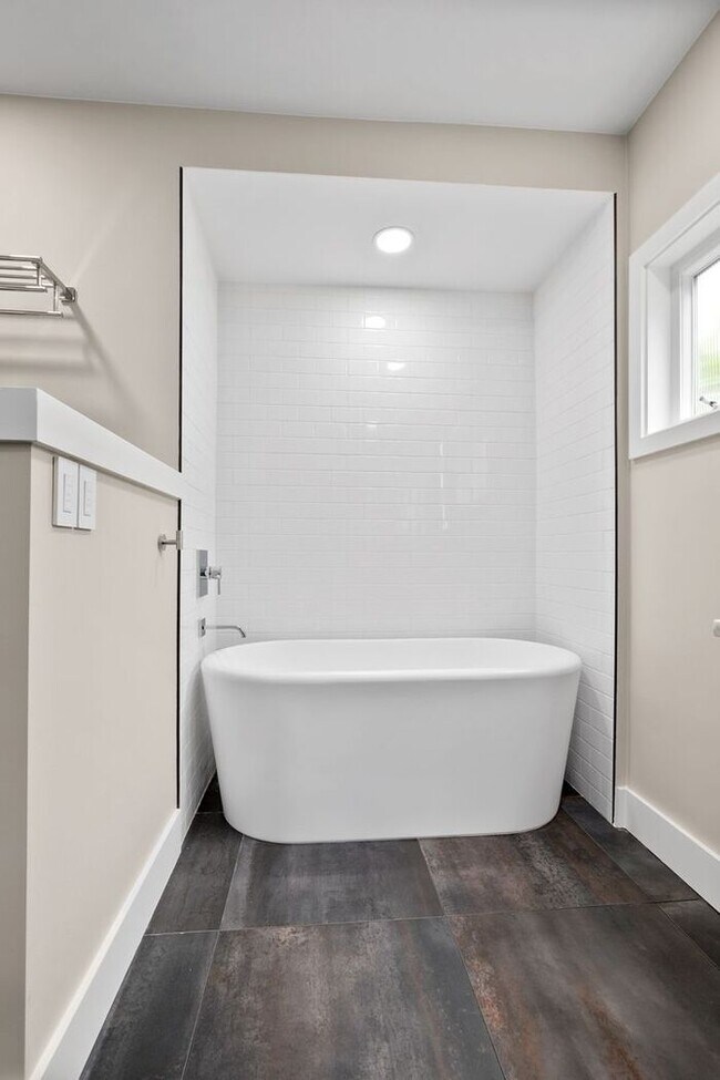Building Photo - Gorgeous Remodeled West Seattle Craftsman w/ Air Conditioning