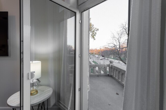 Building Photo - 5536 S King Dr