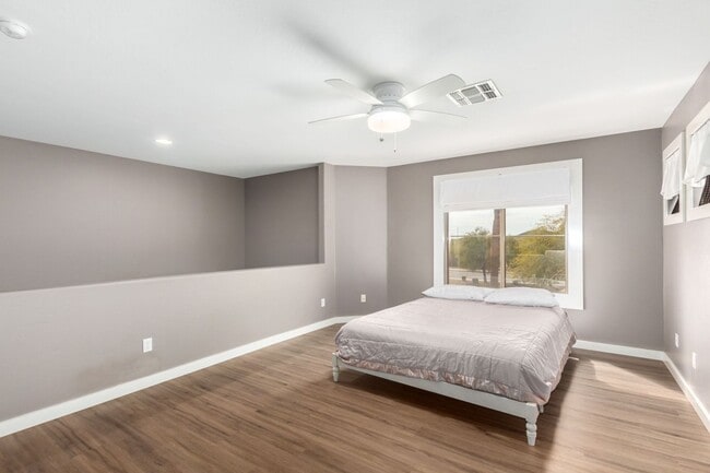 Building Photo - PRICE REDUCED & Move-In Ready!