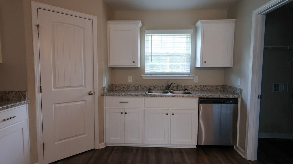 Building Photo - 521 Church Cir