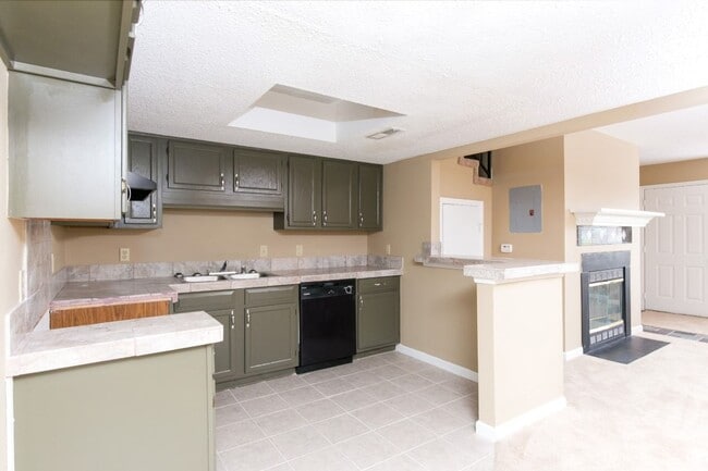 Building Photo - Chic & Spacious Townhome – 3 Beds, 3 Baths, and Modern Charm!