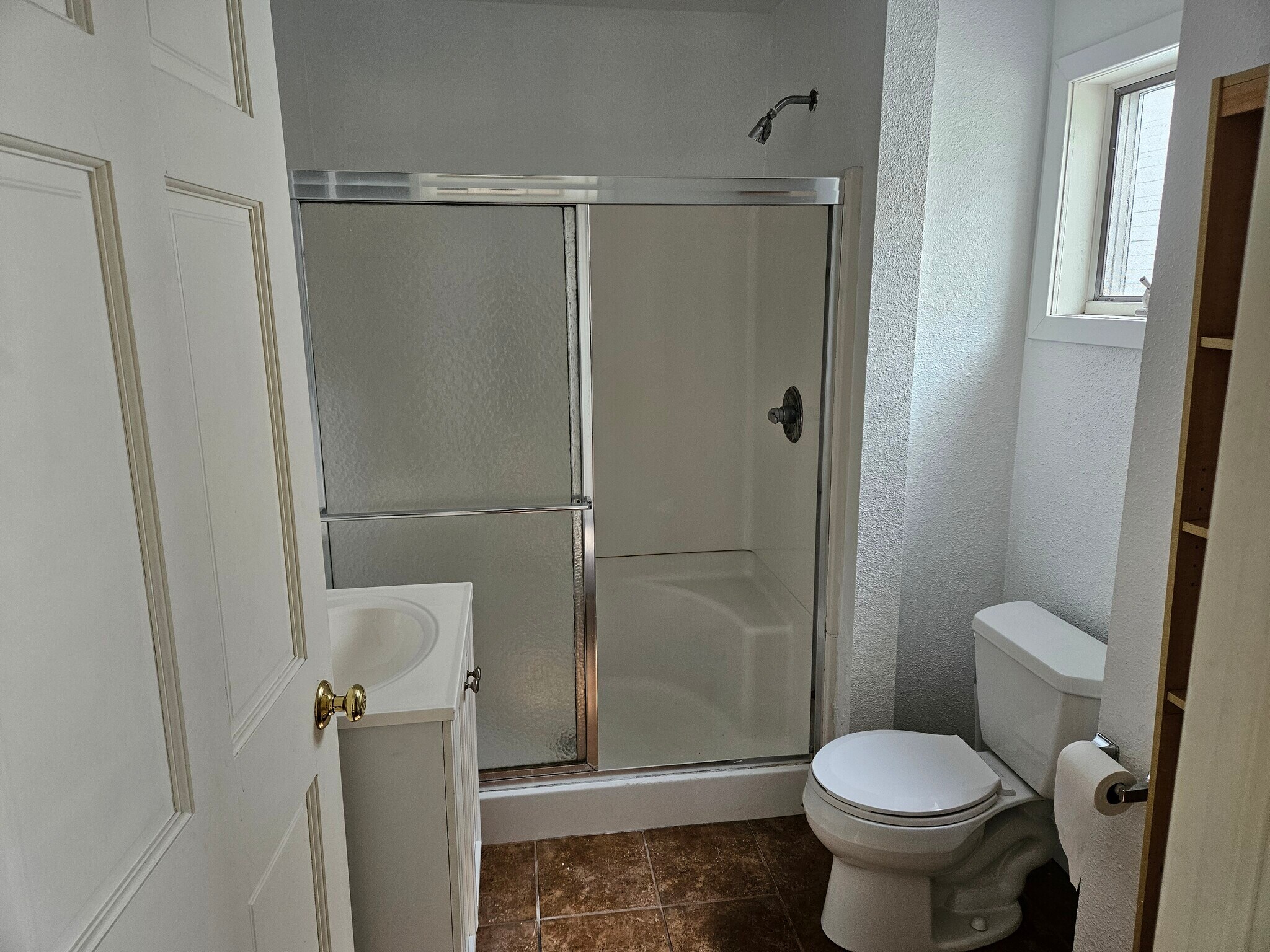 bathroom - 915 W Highland St