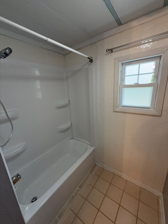 Building Photo - 2030 Catherine Lake Rd