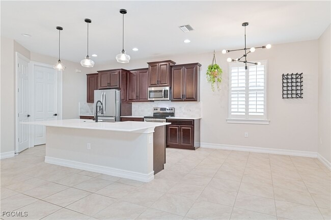 Building Photo - 2852 Royal Gardens Ave