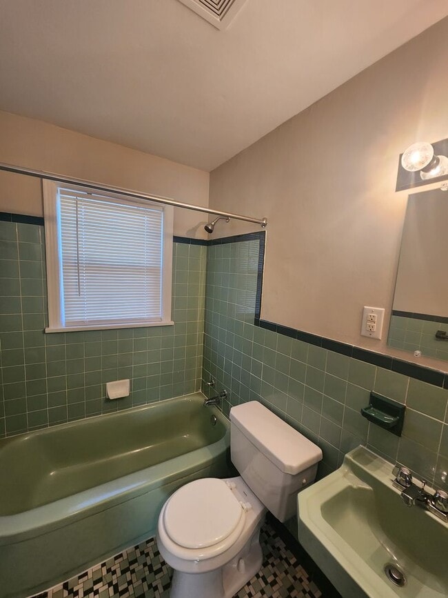 Building Photo - Updated 3 bedroom 1 bath in Shively! Excellent location!