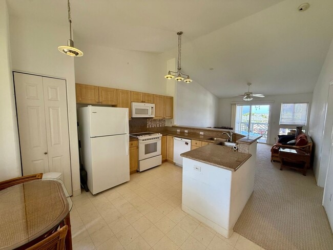 Building Photo - $2,7500 / 2 bedroom, 2 bath - Kona Sea Ridge Condo