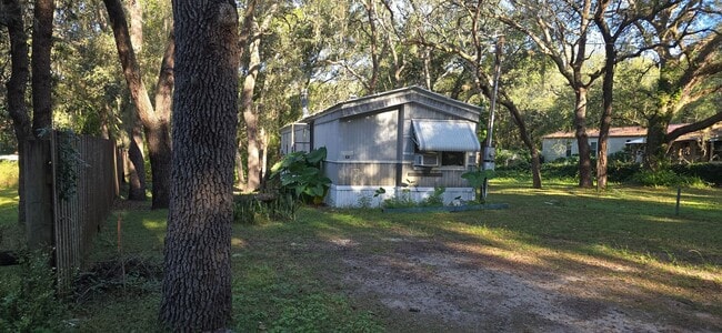 Building Photo - Model: Crown