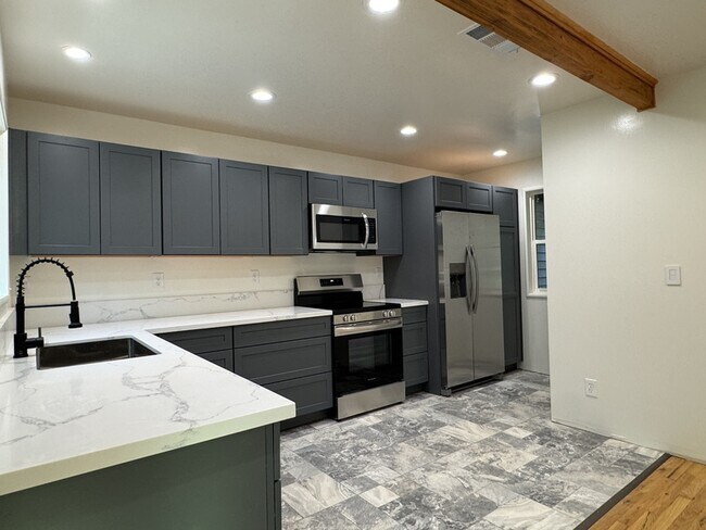 Building Photo - 10546 Silver Way