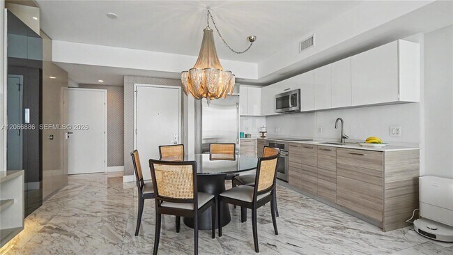 Building Photo - 1300 Brickell Bay Dr