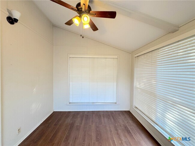 Building Photo - 850 Riviera Dr