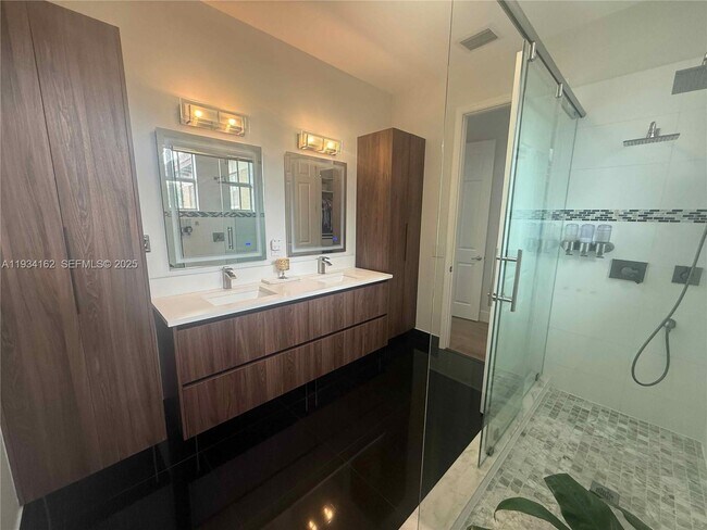 Building Photo - 6923 Julia Gardens Dr