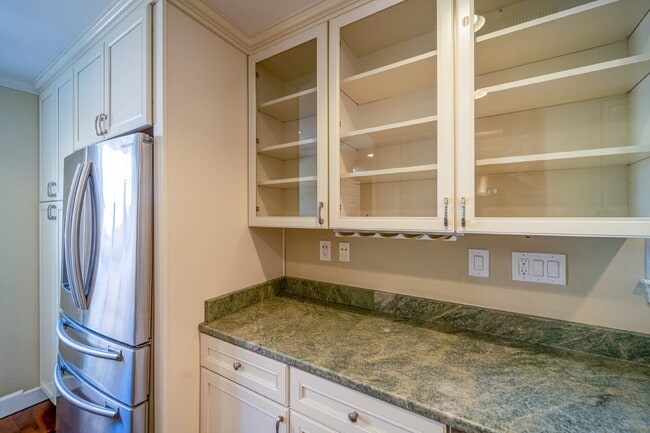 Building Photo - Charming End Townhouse in Prime North Old Town Location