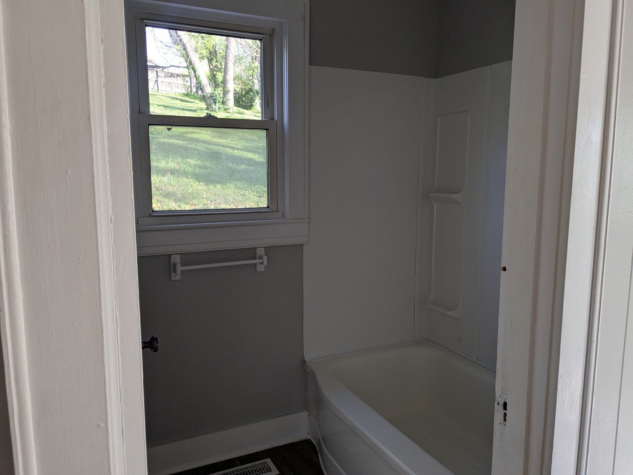 Bath - 307 Tusculum Blvd