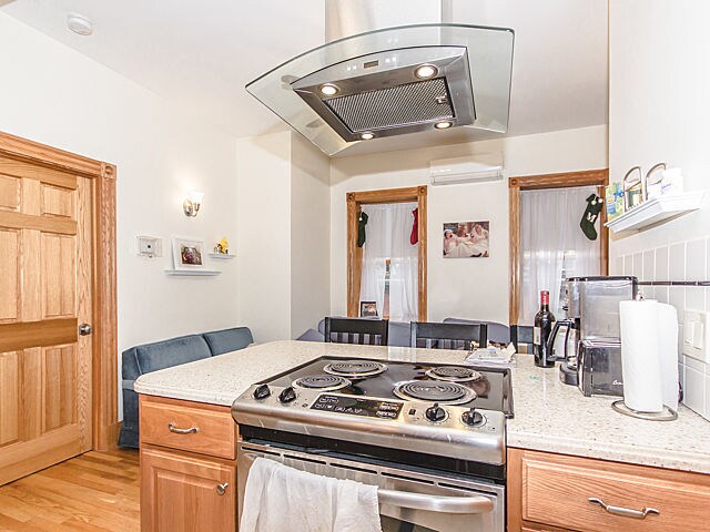 Building Photo - 68 Myrtle St