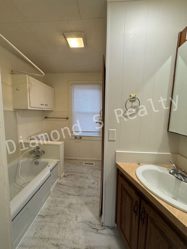 Building Photo - Adorable Stone 1 Bedroom Home Available!