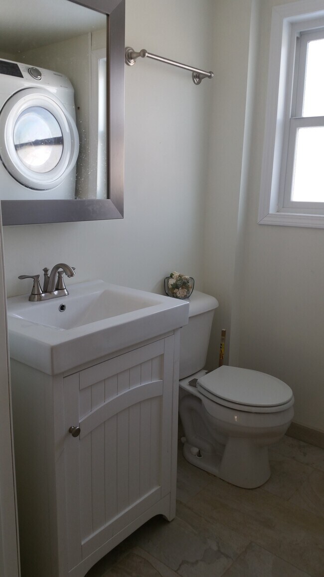 Building Photo - 2067 Libertyville Rd