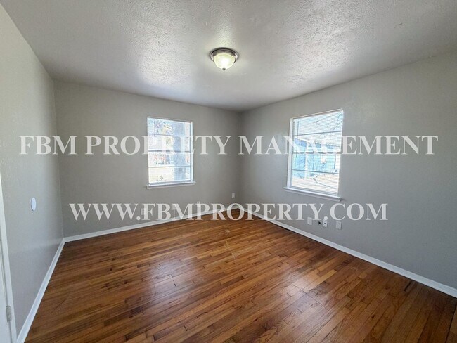 Building Photo - 410 N Flat St