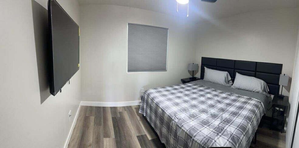 Building Photo - 4760 Voltaire St