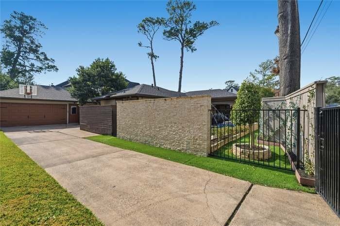 Building Photo - 1534 Glourie Dr