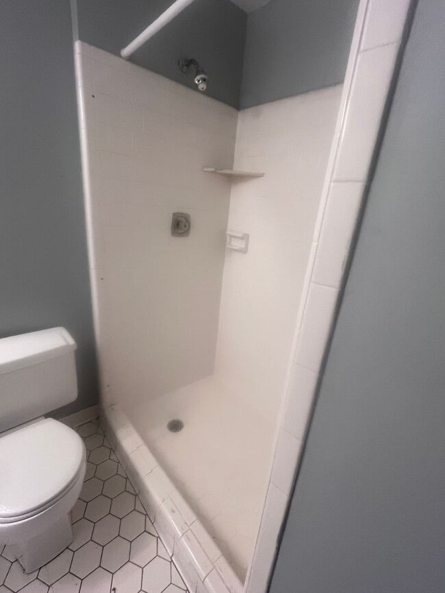 Building Photo - Great Location