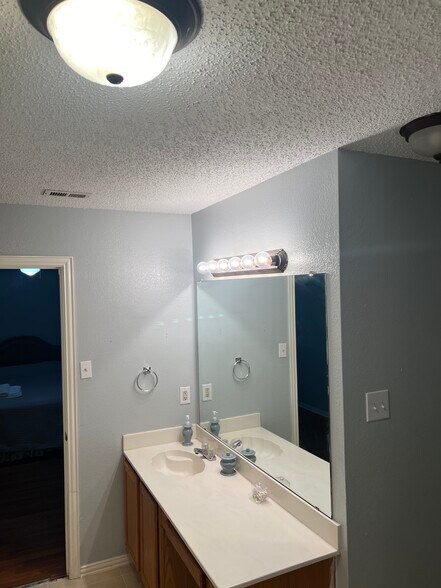 Building Photo - 1109 Palomino Dr