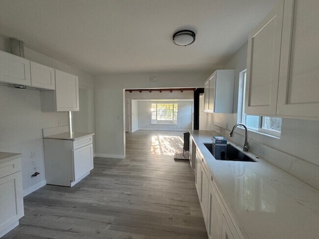 Building Photo - Charming Woodland Hills3+2  Home completely remodeled