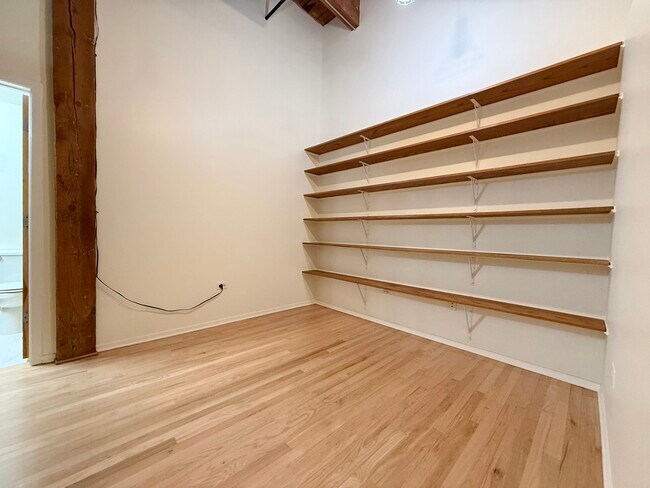 Building Photo - 1500 W Monroe St