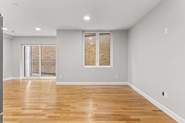 Building Photo - 10 Taber St