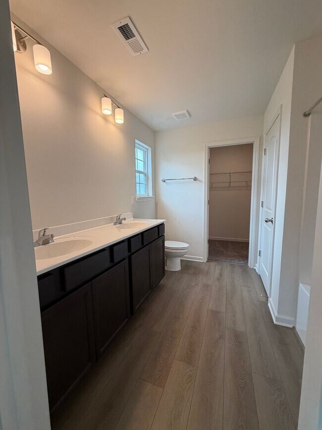 Building Photo - 836 Halford Pl