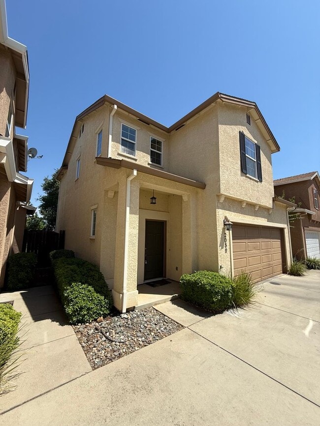 Building Photo - 3-bedroom, 2-bathroom home in great neighb...