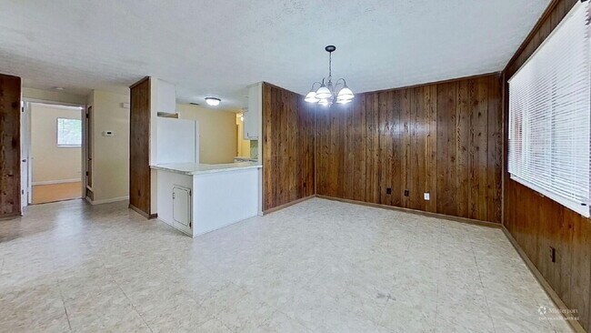 Building Photo - Welcome home to this beautiful brick 3-bedroom