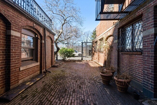 Building Photo - 260 Beacon St