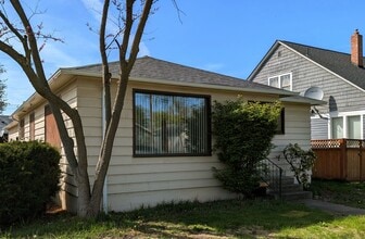 Building Photo - Spacious 3 Bedroom Normal Hill House with Large Garage
