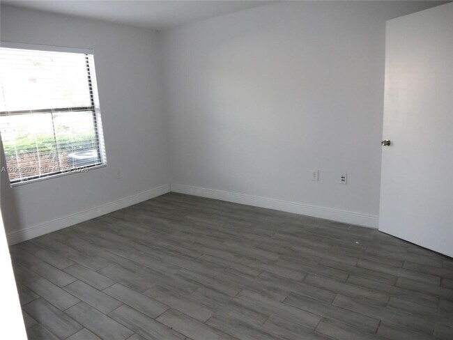Building Photo - 10440 SW 156th Ct