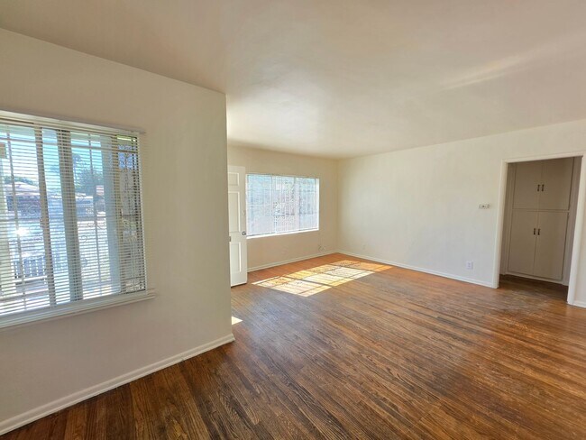 Building Photo - 9618 Kalmia St