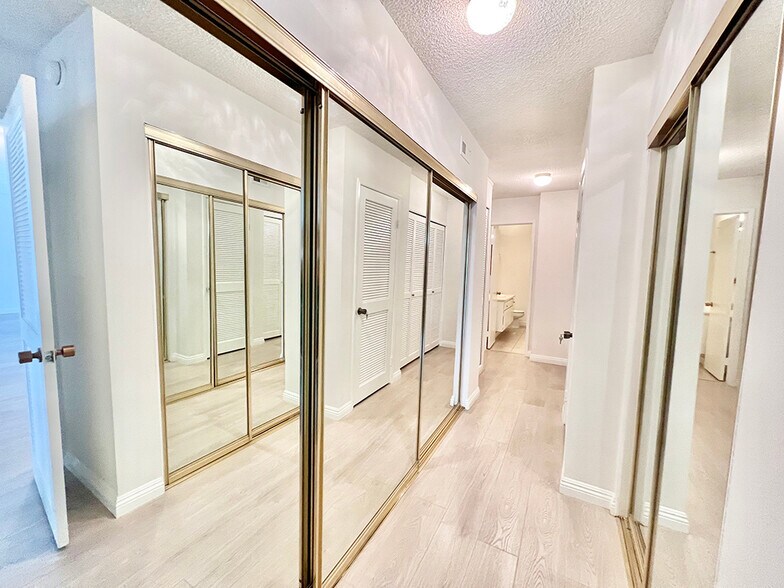 Building Photo - 441 N Oakhurst Dr