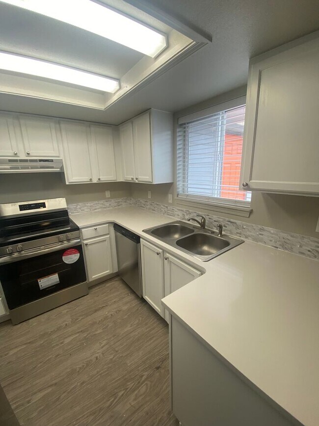 Building Photo - 3 Bed, 2 Bath,  Single Story, CUL-D-SAC Ho...
