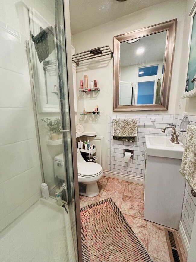 Building Photo - 2 bedroom, 2.5 bathroom brick townhouse