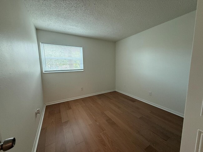 Building Photo - 2525 W Bay Dr