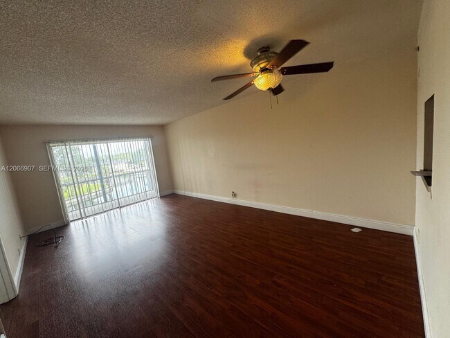Building Photo - 8020 N Colony Cir