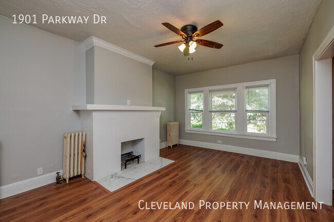 Building Photo - Updated Cleveland Hts. Colonial