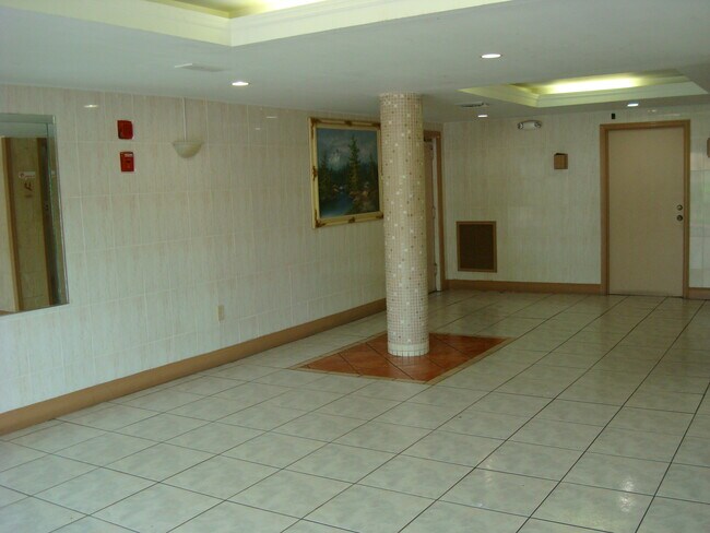 Building Photo - 1250 NE 125th St