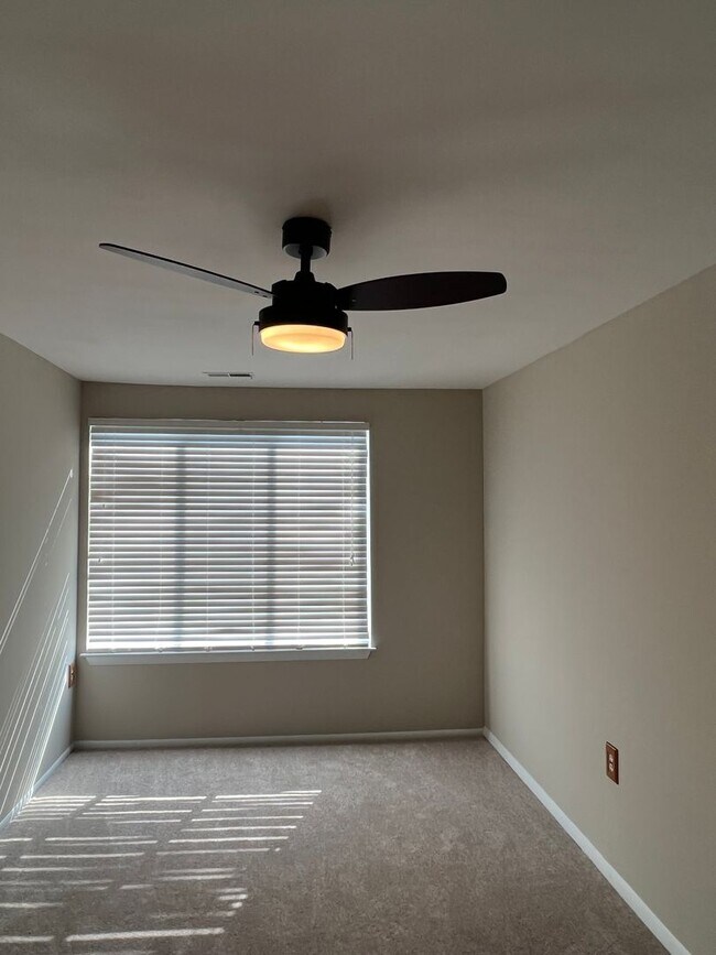 Building Photo - RENOVATED TOP LEVEL CONDO