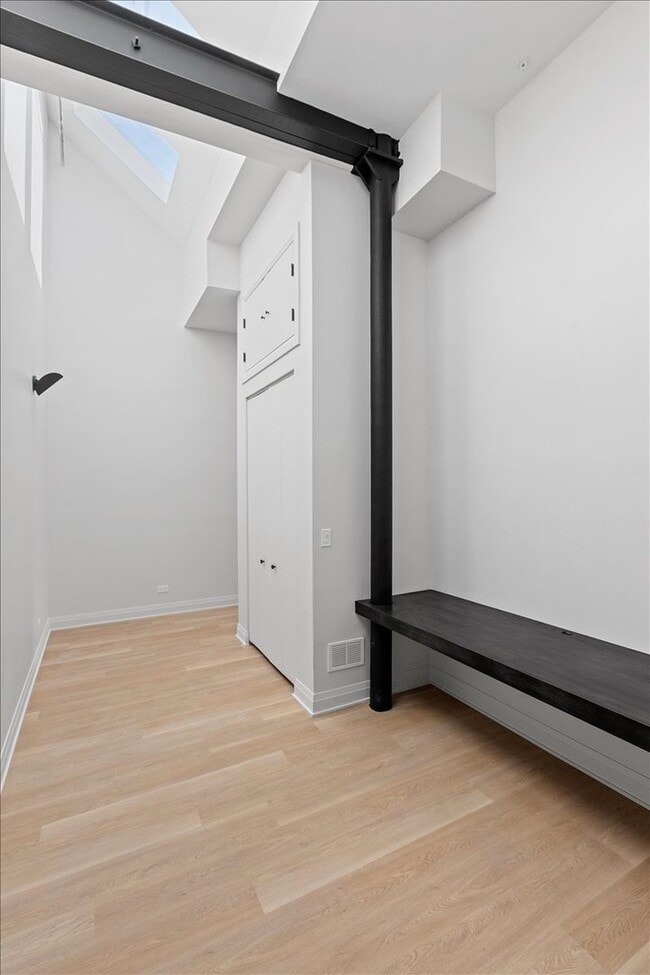 Building Photo - 1934 W North Ave