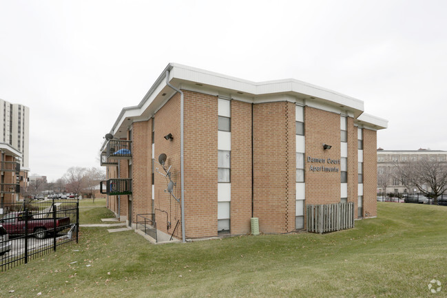 Primary Photo - Damen Court Apartments