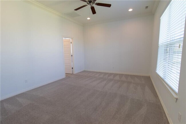 Building Photo - 4200 SW Hollyhock St