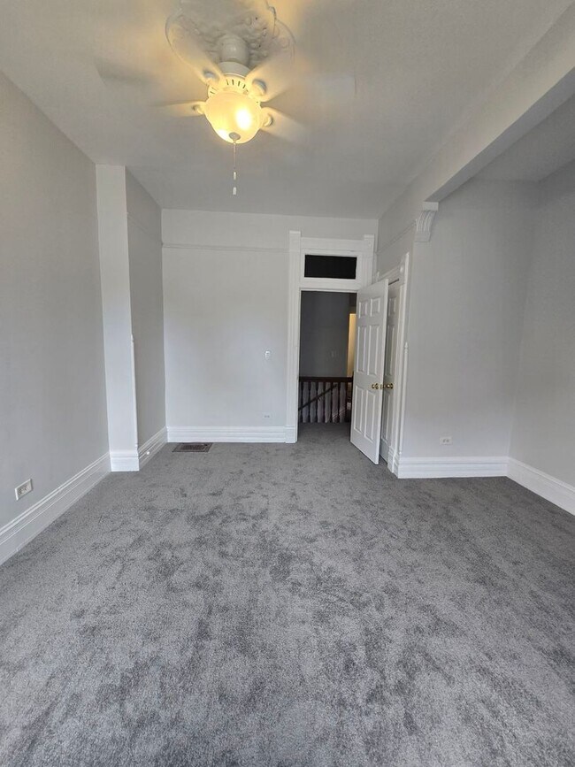 Building Photo - 4104 S Lake Park Ave