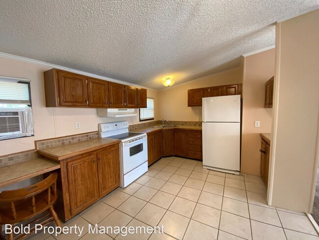 Building Photo - 3 br, 2 bath House - 7 Trailer Dr.