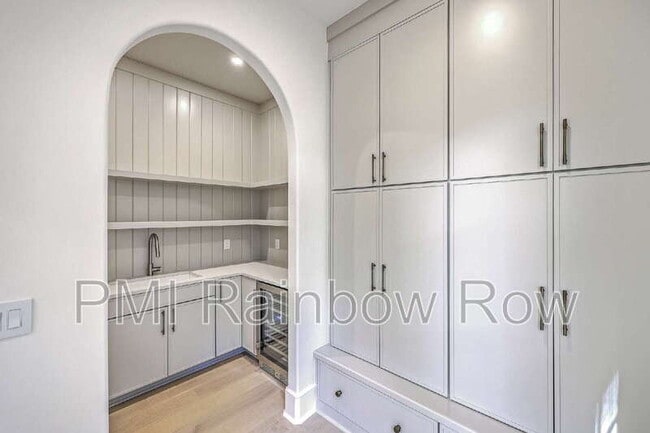 Building Photo - 755 Adluh St